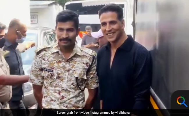 अक्षय कुमार ने कुछ इस तरह दी देश के रियल हीरो को रिस्पेक्ट, एक्टर के इस जेस्चर को देखकर फैंस कर रहे हैं जमकर तारीफ