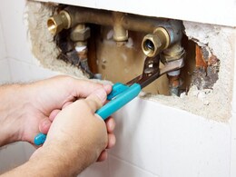 टॉयलेट की मरम्मत कर रहा था मिस्त्री, दीवार खोदते-खोदते मिल गए करोड़ों रूपये टॉयलेट की मरम्मत कर रहा था मिस्त्री, दीवार खोदते-खोदते मिल गए करोड़ों रूपये