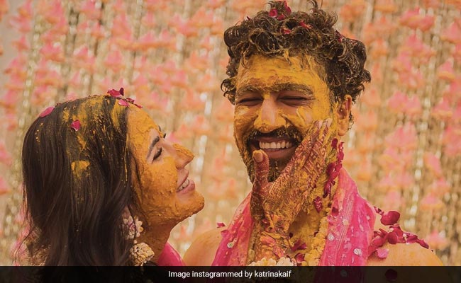 कैटरीना कैफ और विक्की कौशल की हल्दी सेरेमनी की तस्वीरें वायरल, शानदार केमिस्ट्री देख फैंस भी बोले- कभी किसी की नजर ना लगे
