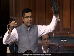 शराब का खाली डिब्बा लेकर संसद पहुंचे बीजेपी सांसद, केजरीवाल पर साधा निशाना शराब का खाली डिब्बा लेकर संसद पहुंचे बीजेपी सांसद, केजरीवाल पर साधा निशाना