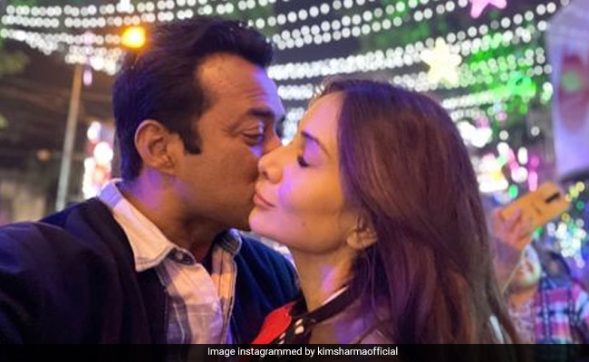 Kim Sharma And Leander Paes Send Early Christmas Greetings. See Pics
