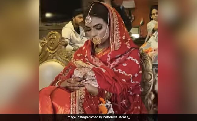 थकावट ने बीच शादी में दुल्हन का किया ऐसा हाल, सबके सामने बैठे-बैठे करने लगी यूं नींद पूरी, वायरल हुआ वीडियो