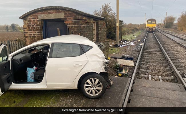 महिला की कार में ट्रेन ने मारी जबरदस्त टक्कर, खुशकिस्मती से बची जान, जानें कैसे