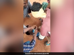 Vaccine नहीं लगवा रहा था शख्स, तो 4 लोगों ने लिटाकर जबरदस्ती लगाया इंजेक्शन, IPS ने कही ये मज़ेदार बात - देखें Video Vaccine नहीं लगवा रहा था शख्स, तो 4 लोगों ने लिटाकर जबरदस्ती लगाया इंजेक्शन, IPS ने कही ये मज़ेदार बात - देखें Video