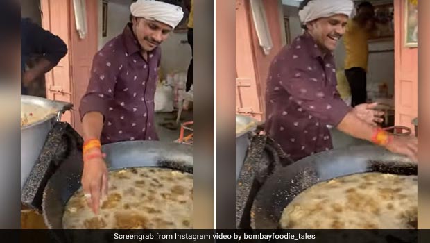 Wait, What? Jaipur Vendor Fries Pakodas In Hot Oil With Bare Hands