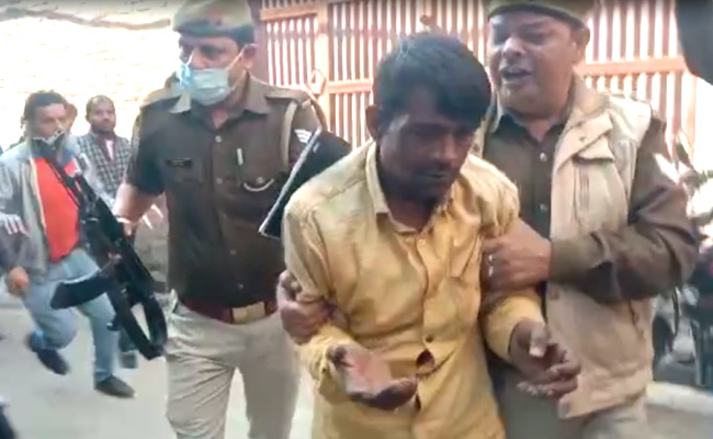 यूपी के हापुड़ में दो दिन से लापता लड़की की लाश पड़ोसी के घर संदूक में मिली