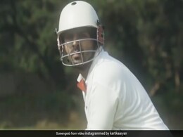 क्रिकेटर की ड्रेस में बल्ले के साथ नजर आएं कार्तिक आर्यन, फैन ने कहा- मेरा फेवरेट प्लेयर...देखें Video क्रिकेटर की ड्रेस में बल्ले के साथ नजर आएं कार्तिक आर्यन, फैन ने कहा- मेरा फेवरेट प्लेयर...देखें Video
