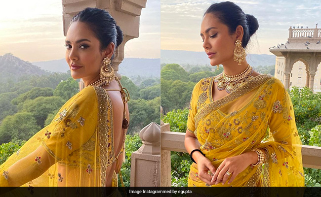 Esha Gupta's Yellow And Purple <i>Lehenga</i> Is Brightening Up Winter Wedding Fashion