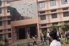 मध्यप्रदेश में 'धर्मांतरण' को लेकर बवाल, भगवा संगठन के लोगों ने स्कूल पर की पत्थरबाजी मध्यप्रदेश में 'धर्मांतरण' को लेकर बवाल, भगवा संगठन के लोगों ने स्कूल पर की पत्थरबाजी