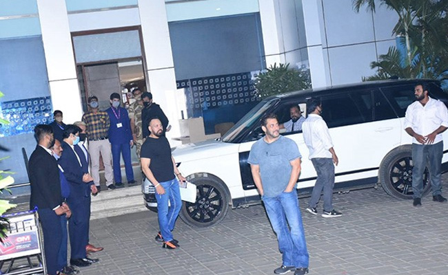 No, Salman Khan Has Not Flown To Katrina Kaif's Wedding. Nor Has His Bodyguard Shera
