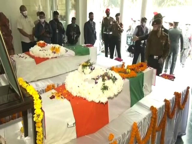 CDS जनरल बिपिन रावत और उनकी पत्नी पंचतत्व में विलीन, बेटी ने दी पार्थिव शरीर को मुखाग्नि
