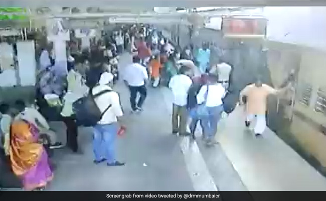 ट्रेन में चढ़ते वक्त फिसली महिला तो RPF जवान ने बचाई जान, लोग बोले- ‘इसे कहते हैं असली हीरो’