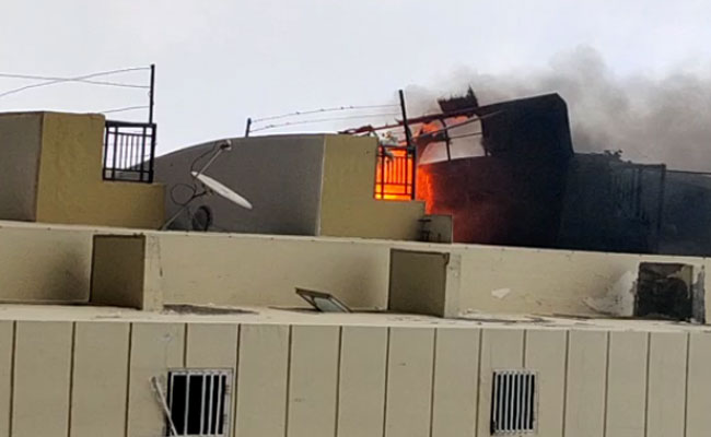 गाजियाबाद : इंदिरापुरम की सोसायटी की एक बिल्डिंग में 5वें माले पर आग, दिखा भयानक मंजर