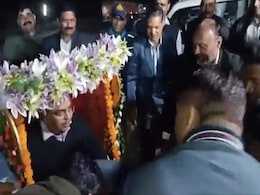 VIDEO: मध्य प्रदेश के भिंड में सहयोगी पुलिसकर्मियों ने पुलिस अधीक्षक को डोली में बिठाकर दी विदाई VIDEO: मध्य प्रदेश के भिंड में सहयोगी पुलिसकर्मियों ने पुलिस अधीक्षक को डोली में बिठाकर दी विदाई