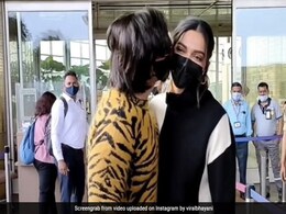 एयरपोर्ट पर आते ही रणवीर सिंह ने दीपिका को किया Kiss, आस पड़ोसी भी लगे घूरने  एयरपोर्ट पर आते ही रणवीर सिंह ने दीपिका को किया Kiss, आस पड़ोसी भी लगे घूरने