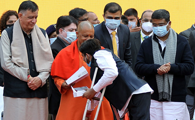 Yogi Adityanath Kickstarts Campaign To Distribute Tablets To UP Students