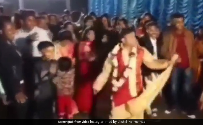 शादी में जैसे ही बजा डीजे, सुनते ही होश खो बैठा दूल्हा, लोगों के बीच आकर करने लगा ऐसी हरकत - देखें Video