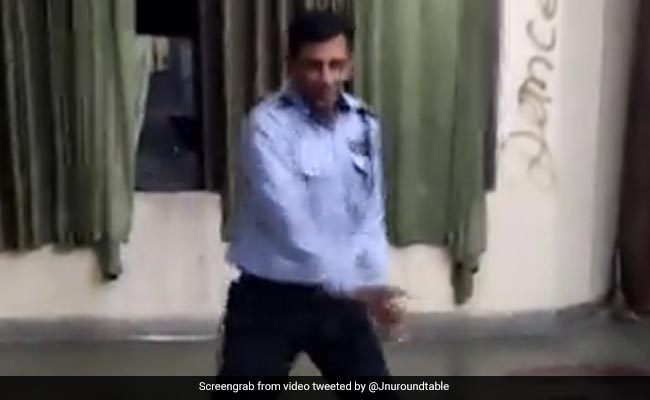 सिक्योरिटी गार्ड ने जूली-जूली गाने पर किया ऐसा जबरदस्त डांस, लोग बोले- मिथुन दा भी हो जाएंगे खुश - देखें Video