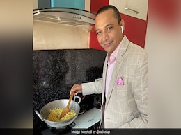 Kanpur Commissioner Tried Cooking <i>Poha</i>. Twitter Noticed Something 'Off' In His Pic Kanpur Commissioner Tried Cooking <i>Poha</i>. Twitter Noticed Something 'Off' In His Pic