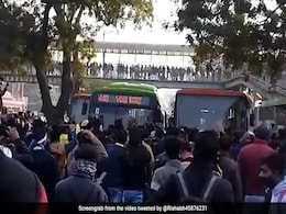 कोविड-19 की पाबंदियों के चलते बस में नहीं चढ़ सके लोगों ने रोड ब्लॉक कर बसों में तोड़फोड़ की कोविड-19 की पाबंदियों के चलते बस में नहीं चढ़ सके लोगों ने रोड ब्लॉक कर बसों में तोड़फोड़ की