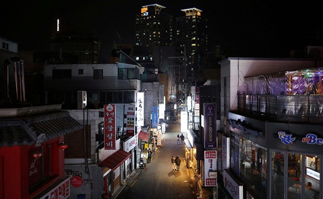 South Korea Extends Covid Curbs Amid Omicron's "Persistent" Surge