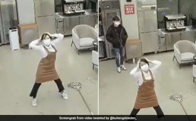 सफाई कर्मचारी ने कैफे में किया शानदार डांस, मालिक ने देखा तो किया दिल जीतने वाला काम