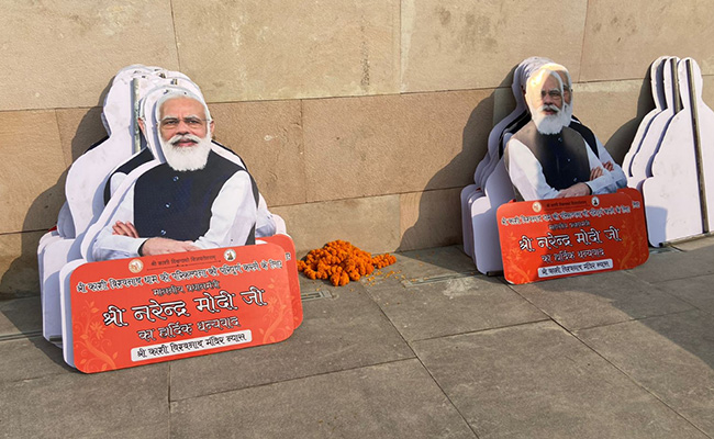 काशी विश्वनाथ कॉरिडोर : 'एक रंग में रंगे घर, झालरों से पटी सड़कें', PM के स्वागत की भव्य तैयारियां; देखें Photos