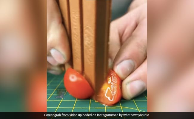 शख्स ने चाकू की तरह पहले तेज की KitKat की धार, फिर उसी से काटा टमाटर, सोशल मीडिया पर वायरल हुआ Video