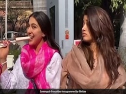 सारा अली खान को कुल्फी खाते देख चिढ़ गईं जाह्नवी कपूर, एक्सप्रेशन देख आपकी भी छूट जाएगी हंसी सारा अली खान को कुल्फी खाते देख चिढ़ गईं जाह्नवी कपूर, एक्सप्रेशन देख आपकी भी छूट जाएगी हंसी