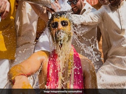 सनी कौशल ने शेयर कीं हल्दी सेरेमनी की Photos, फैन ने पूछा- इतनी सुंदर भाभी मिली कैसा लग रहा है? सनी कौशल ने शेयर कीं हल्दी सेरेमनी की Photos, फैन ने पूछा- इतनी सुंदर भाभी मिली कैसा लग रहा है?