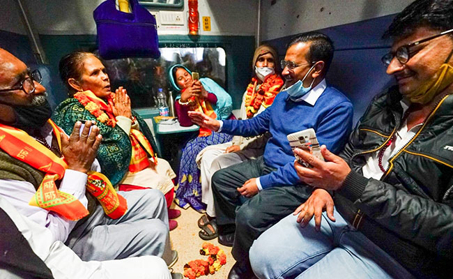 दिल्ली से अयोध्या के लिए तीर्थयात्रियों को सीएम केजरीवाल ने किया रवाना, बोले-बेहद भावुक पल