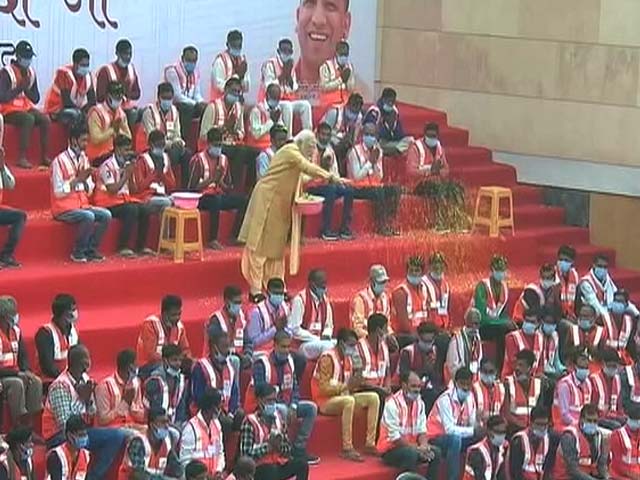 Watch: PM Showers Petals On Construction Workers Of Grand Kashi Project