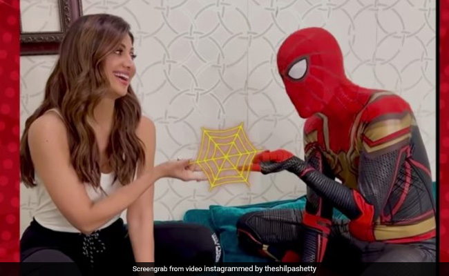 शिल्पा शेट्टी ने स्पाइडरमैन को पहले सिखाया डांस और फिर बोलीं- बस फिल्म का एक टिकट दे दे रे बाबा