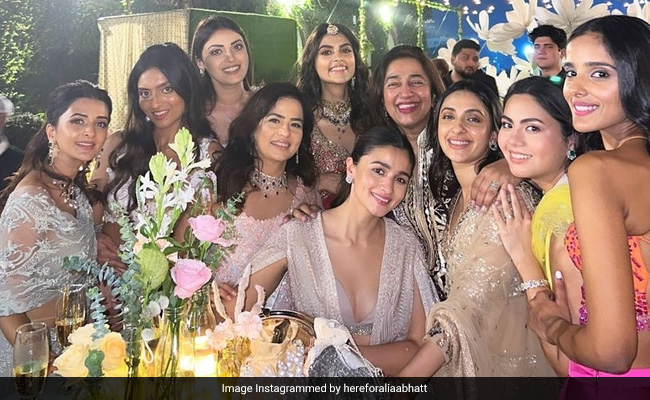 Bridesmaids Alia Bhatt, Akansha-Anushka Ranjan Kapoor Add Stardust To Friend's Wedding