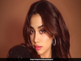शिमरी साड़ी और लहंगे के बाद अब फैशन में आया शिमरी कोट पैंट, जान्हवी कपूर का ये लुक चुरा लेगा आपका दिल शिमरी साड़ी और लहंगे के बाद अब फैशन में आया शिमरी कोट पैंट, जान्हवी कपूर का ये लुक चुरा लेगा आपका दिल