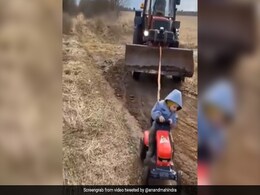 बच्चे ने खिलौने वाले ट्रैक्टर से खींची JCB मशीन, आनंद महिंद्रा ने Video शेयर कर ऐसे की तारीफ बच्चे ने खिलौने वाले ट्रैक्टर से खींची JCB मशीन, आनंद महिंद्रा ने Video शेयर कर ऐसे की तारीफ