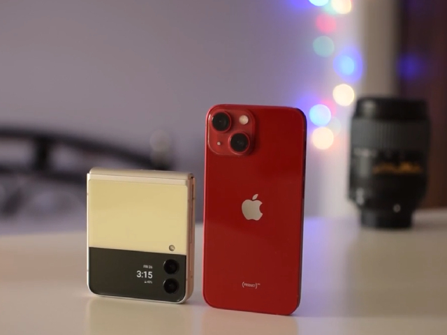 iPhone 13 mini vs Galaxy Z Flip 3 Comparison Video