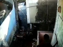 कैमरे में कैद : धारधार हथियार लेकर चर्च में घुसा युवक, पादरी ने भागकर बचाई जान कैमरे में कैद : धारधार हथियार लेकर चर्च में घुसा युवक, पादरी ने भागकर बचाई जान