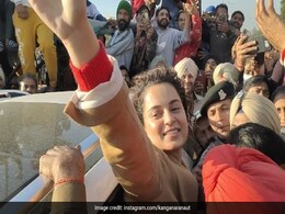 कंगना रनौत की कार पंजाब में रोकी गई, प्रदर्शनकारी बोले-किसान विरोधी बयानों के लिए माफी मांगें कंगना रनौत की कार पंजाब में रोकी गई, प्रदर्शनकारी बोले-किसान विरोधी बयानों के लिए माफी मांगें