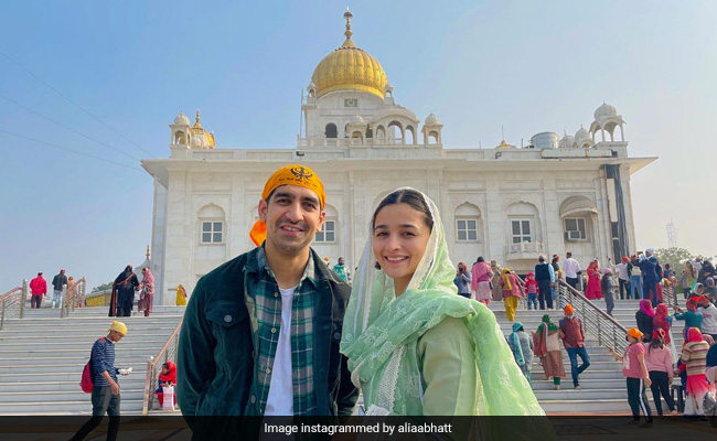 <i>Brahmastra</i>: Alia Bhatt And Ayan Mukerji Seek Blessings At Gurudwara Bangla Sahib