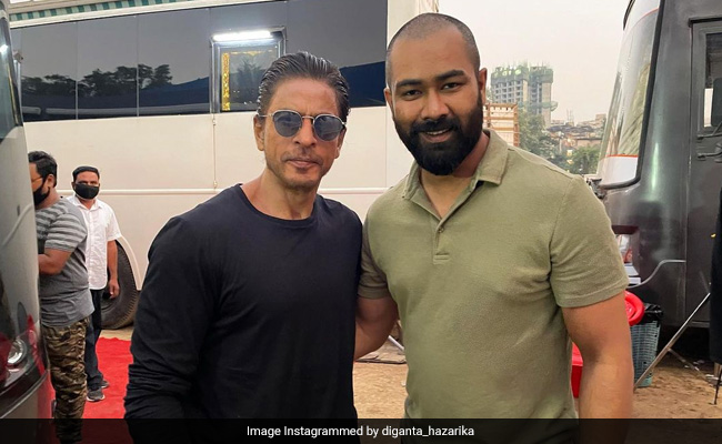 Shah Rukh Khan ने शुरू की Pathan की शूटिंग! धांसू अंदाज में दिखे बॉलीवुड के बादशाह