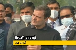 निलंबित सांसदों के समर्थन में गांधी प्रतिमा से विजय चौक तक विपक्षी सदस्यों का जुलूस निलंबित सांसदों के समर्थन में गांधी प्रतिमा से विजय चौक तक विपक्षी सदस्यों का जुलूस