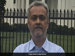 Ink Thrown At Journalist Girish Kuber At Literary Meet In Maharashtra Ink Thrown At Journalist Girish Kuber At Literary Meet In Maharashtra