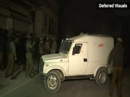 श्रीनगर में पुलिस बस पर आतंकी हमला, 2 की मौत, 12 घायल श्रीनगर में पुलिस बस पर आतंकी हमला, 2 की मौत, 12 घायल