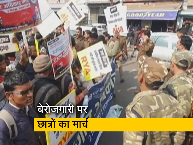 लखनऊ में बेरोजगारी के मुद्दे पर निकल रहा था मार्च, NDTV के कैमरे को रोका गया