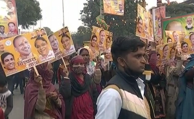 गाजियाबाद में योगी आदित्यनाथ का रोड शो, बीजेपी कार्यकर्ताओं का उमड़ा हुजूम