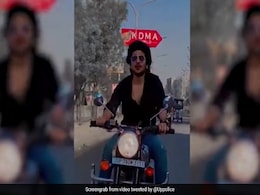 बुलेट राजा बिना हेलमेट के दौड़ा रहा था मोटरसाइकिल, पुलिस ने सबक सिखाकर किया मजेदार ट्वीट बुलेट राजा बिना हेलमेट के दौड़ा रहा था मोटरसाइकिल, पुलिस ने सबक सिखाकर किया मजेदार ट्वीट