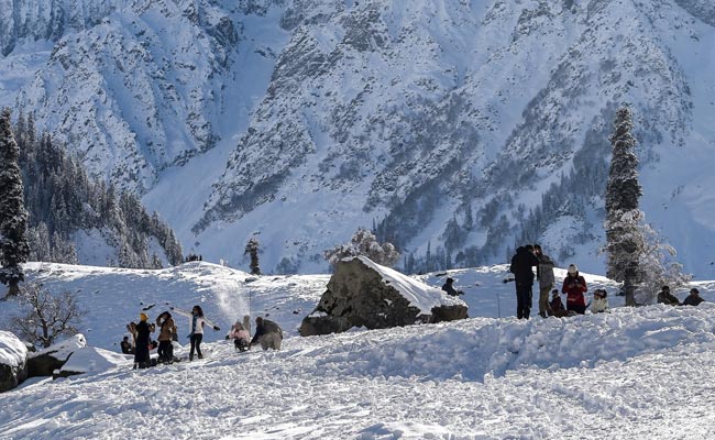 कश्मीर में तेज ठंड का सिलसिला जारी, बारिश और बर्फबारी होने का अनुमान