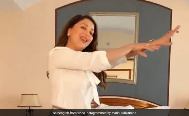 माधुरी दीक्षित अंग्रेजी गाने पर जमकर डांस करती आईं नजर, इंटरनेट पर खूब धूम मचा रहा वीडियो