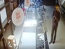 चोर ने दुकान में लगे सीसीटीवी पर किया स्प्रे, फिर 8 करोड़ का माल लेकर हुए फरार चोर ने दुकान में लगे सीसीटीवी पर किया स्प्रे, फिर 8 करोड़ का माल लेकर हुए फरार